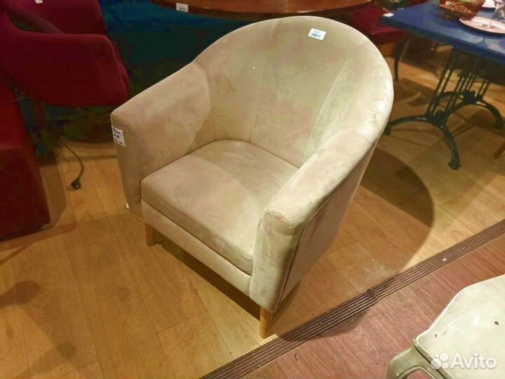 Кресло из велюра на ножках