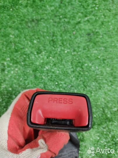 Замок ремня безопасности задний левый Lexus RX300