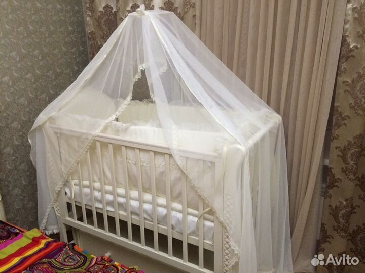 Детская кроватка с маятником