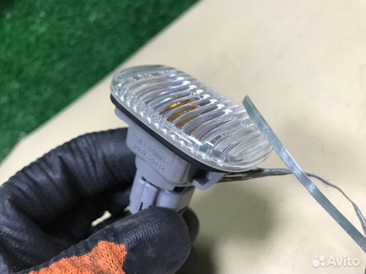 Поворотник в крыло передний Toyota Avensis AZT250