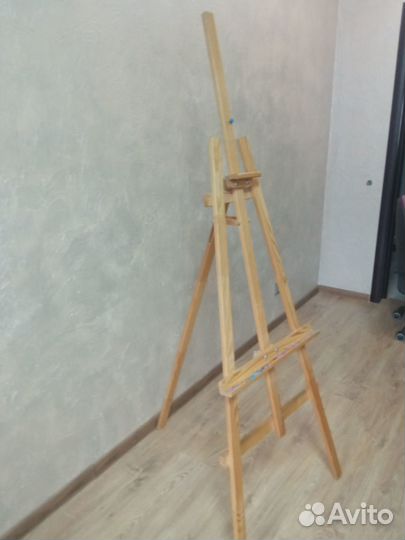 Мольберт и краски