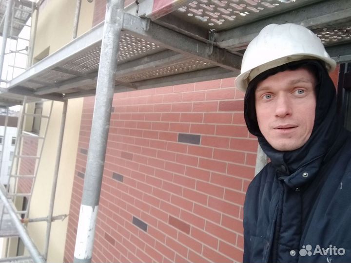 Фасадчик прораб с бригадой рабочих