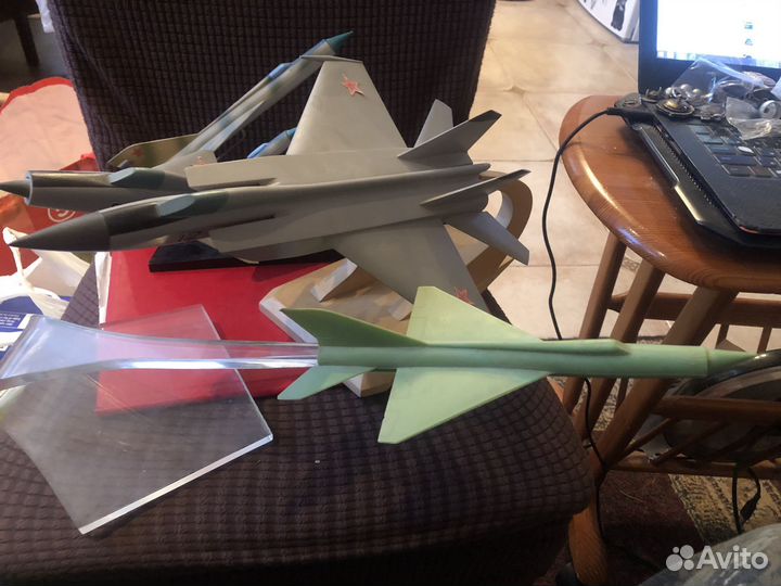 Самолеты Миг на подставках