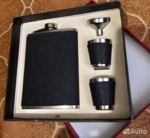 Фляжка и рюмки