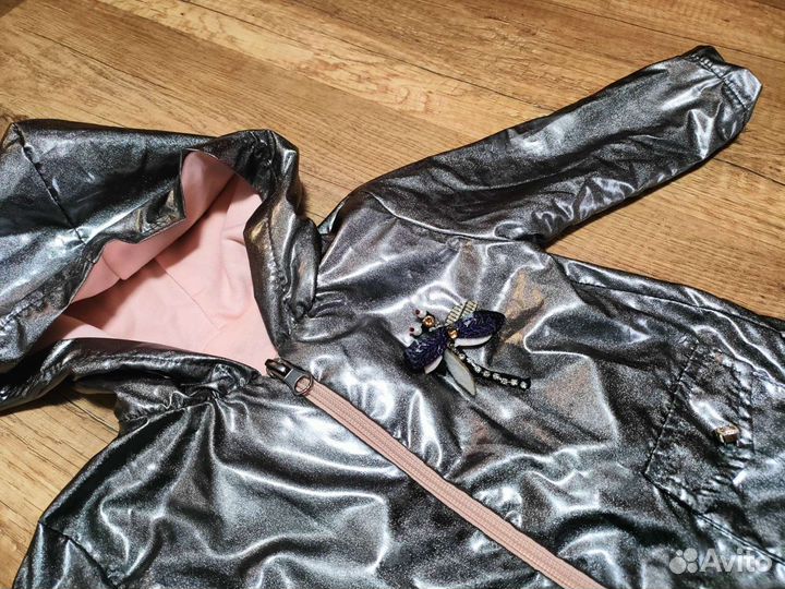 Моднячая куртка для девочки с брошью