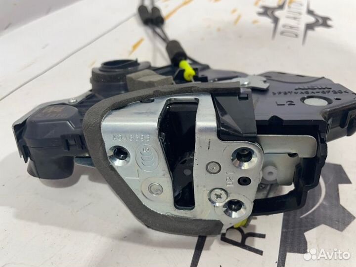 Замок передней двери левый Toyota Land Cruiser