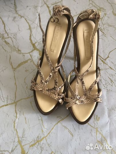 Босоножки на каблуках