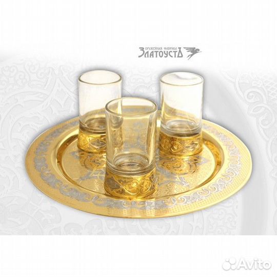 Стопки и золотой поднос