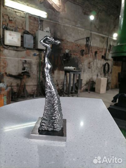 Скульптура девушки из металла