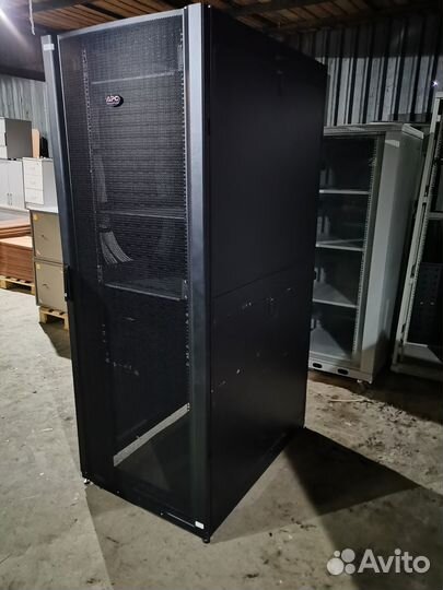 Серверный шкаф APC NetShelter SX 42U (750*1070мм)