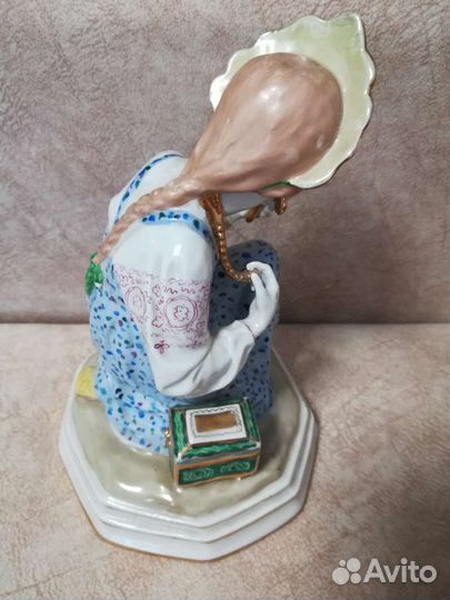 Статуэтка фарфоровая