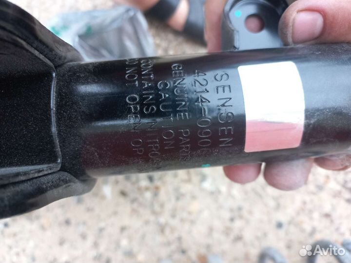 Амортизатор передний правый с пружиной.новое