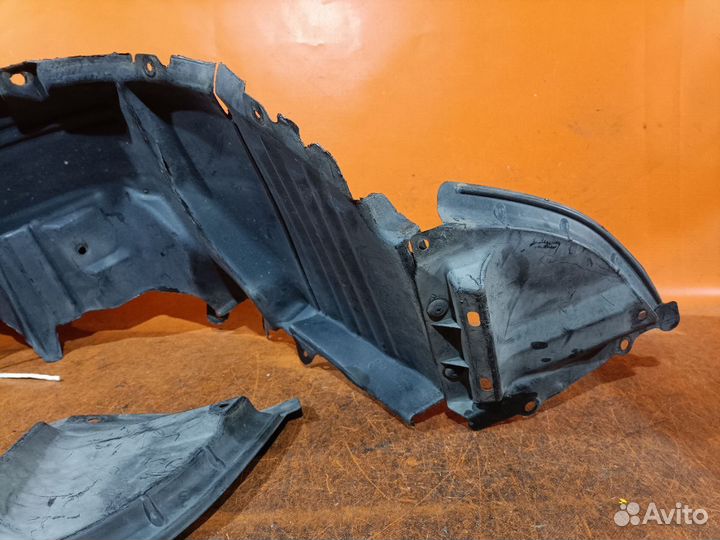 Подкрылок Mitsubishi Airtrek CU4W передний