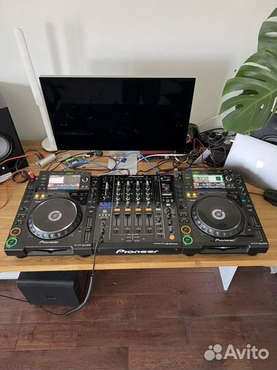 Пара Pioneer CDJ 2000 с пультом DJM 900NXS