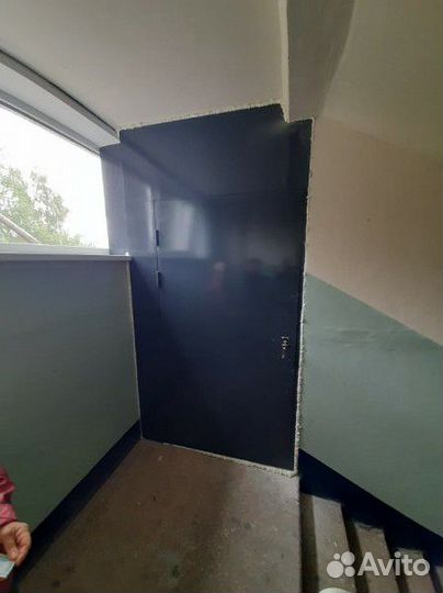 Стальная кладовка с дверью между этажами