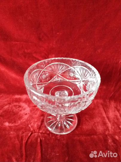 Хрустальная ваза на ножке