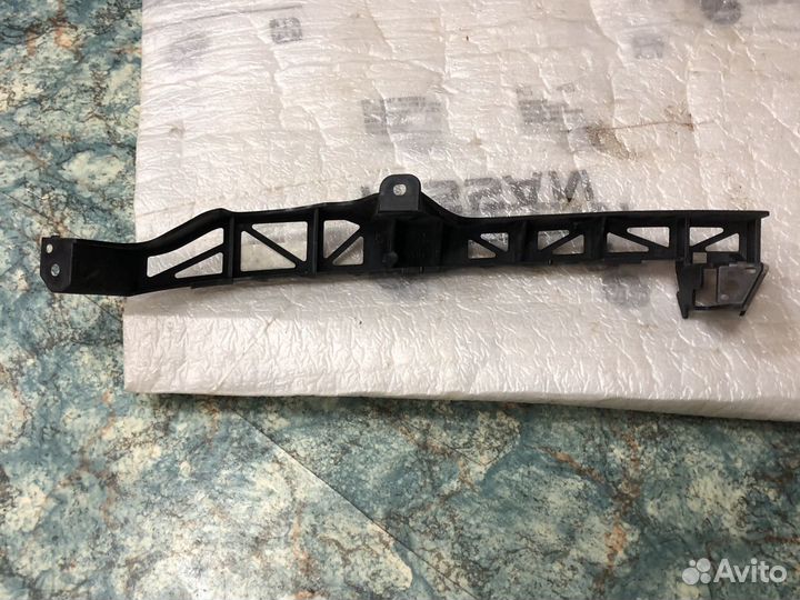 Кронштейн правой фары бампера Mazda 3 BK 2002-09