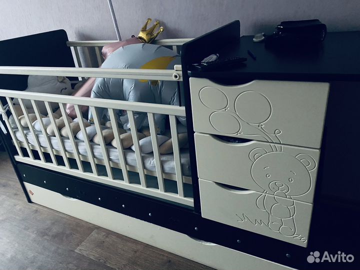 Кровать с комодом