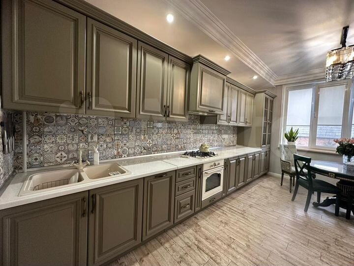 2-к. квартира, 120 м², 1/10 эт.