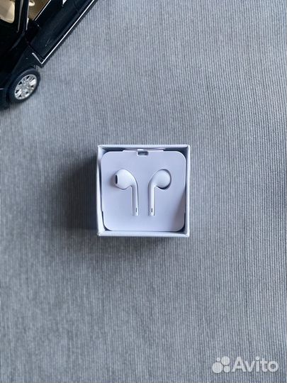 Проводные наушники Apple EarPods (Lightning) белый