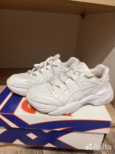 Кроссовки женские asics