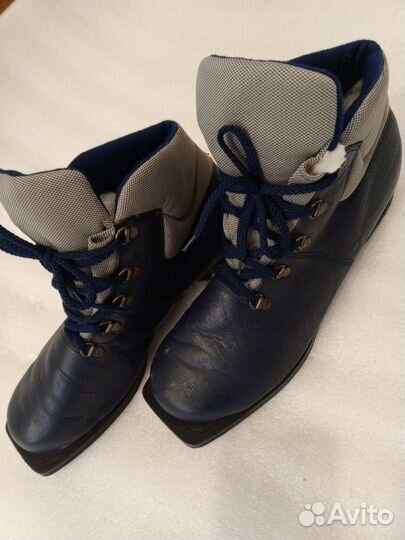 Беговые лыжи с лыжными палками и ботинками