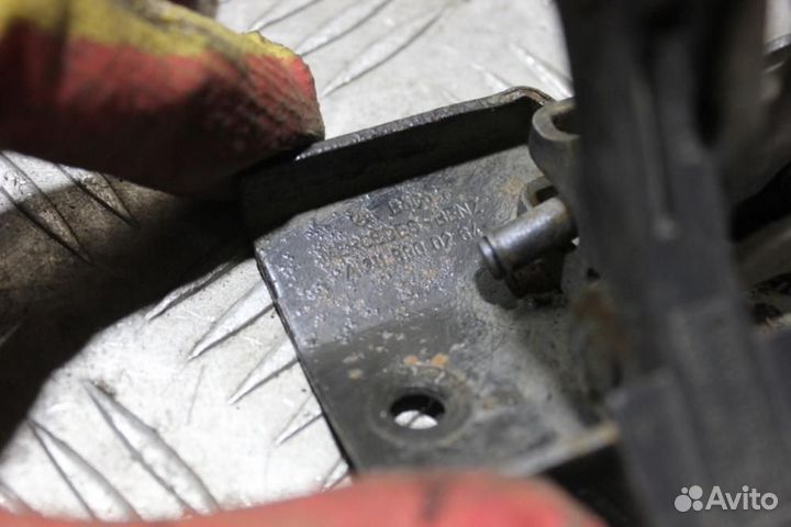 Крюк открывания капота E 211