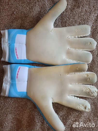 Вратарские перчатки