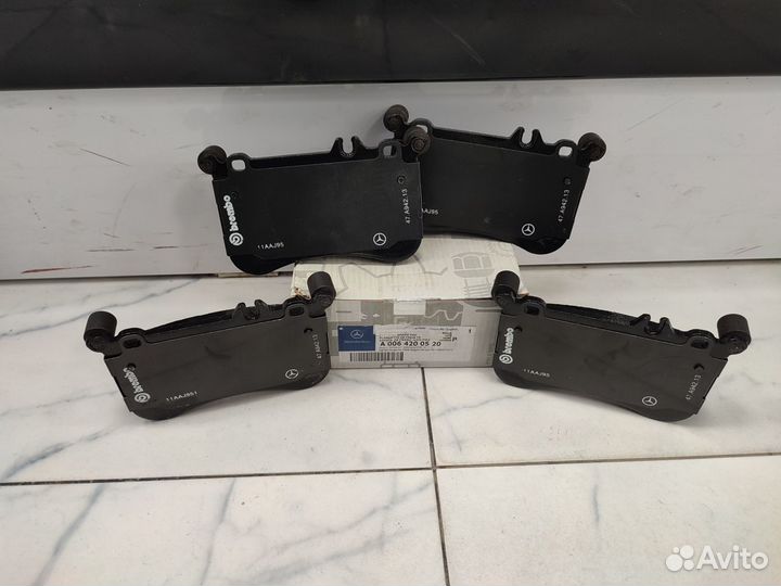 Передние тормозные колодки Mercedes W221