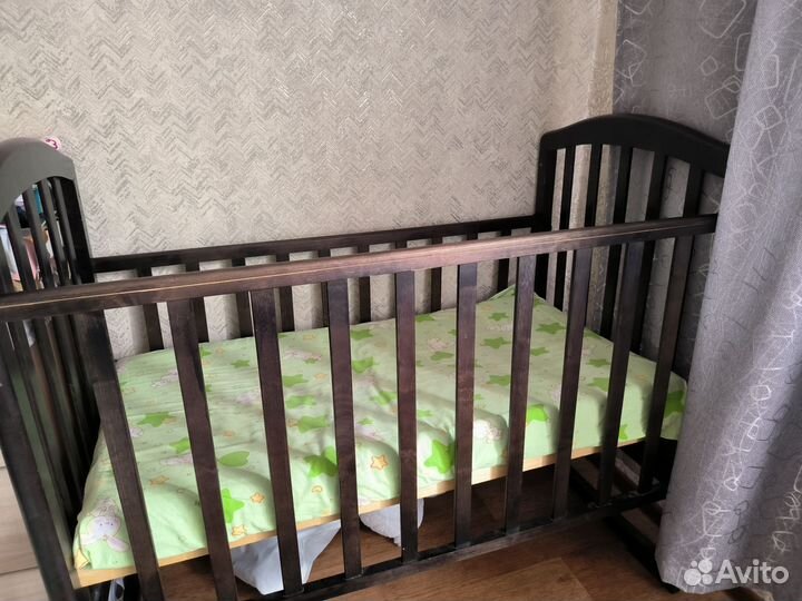 Детская кроватка с маятником
