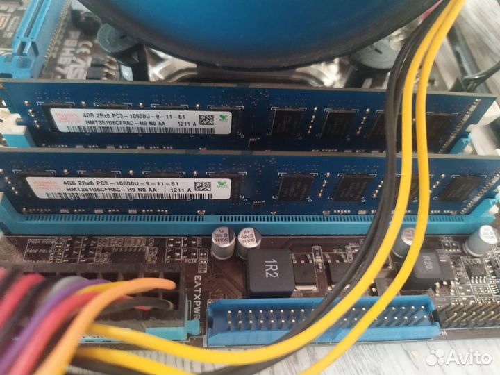 Игровой компьютер с монитором и клавиатурой