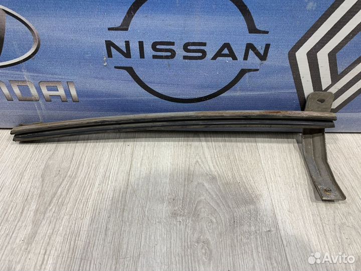 Направляющая стекла Nissan note E11 Лев