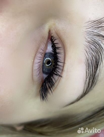 Наращивание ресниц, оформление бровей