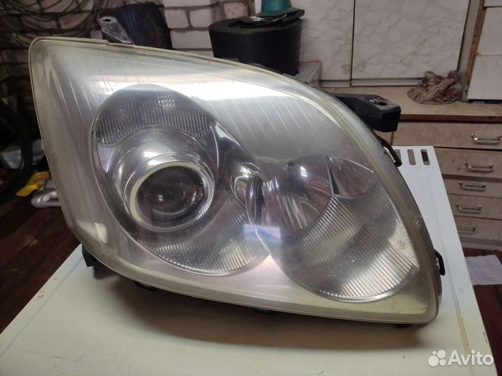 Фары на toyota avensis б/у