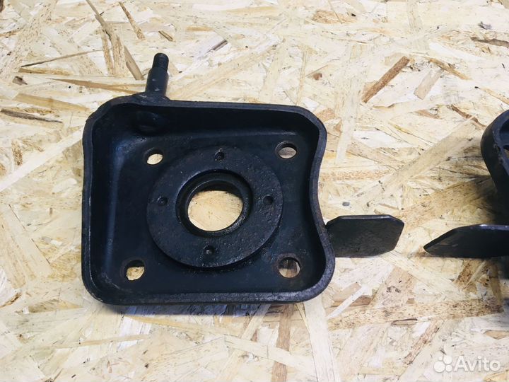 Чашки задних пружин Nissan Cedric Gloria WY30