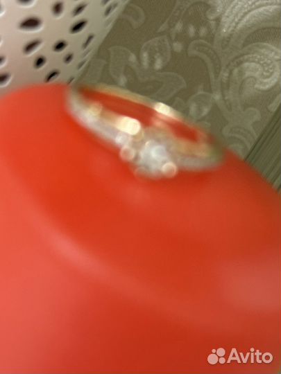 Кольцо с бриллиантом