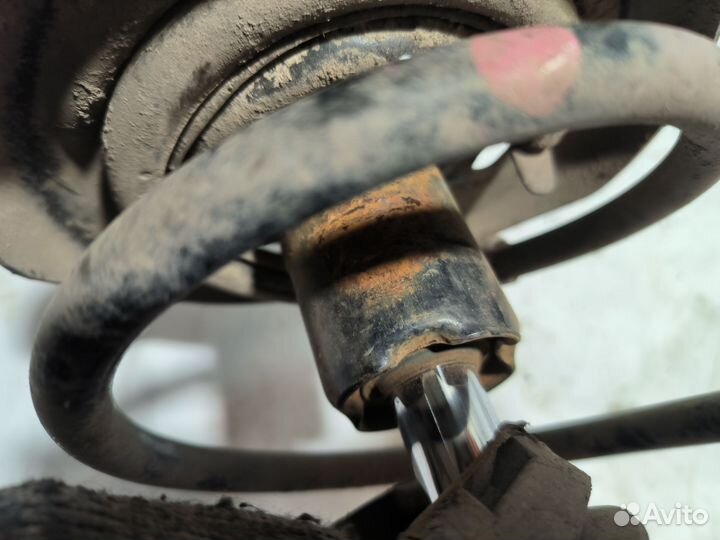 Передняя левая стойка Renault Megane 3