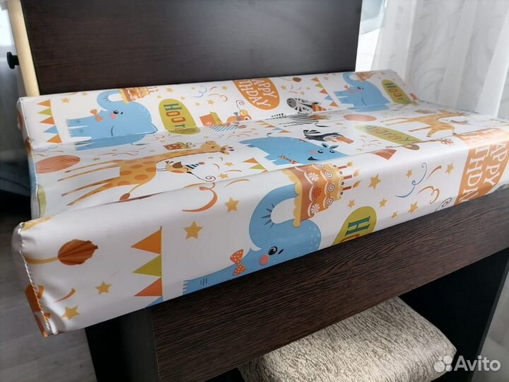 Детская кроватка с маятником и комодом