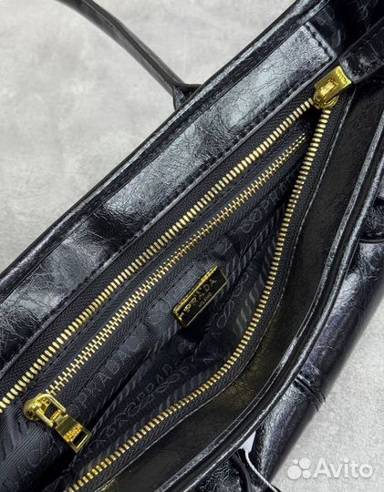 Сумка Prada из натуральной кожи