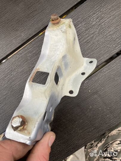 Кронштейн крепления правого крыла hyundai accent