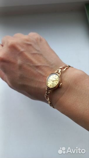 Часы золотые женские