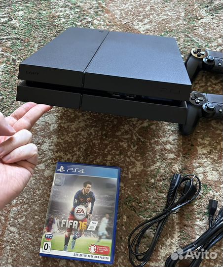 Sony PlayStation 4 + 2 Джоя + Диск FIFA