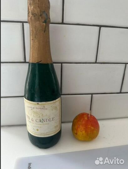 Свеча в виде бутылки шампанского и персик Франция