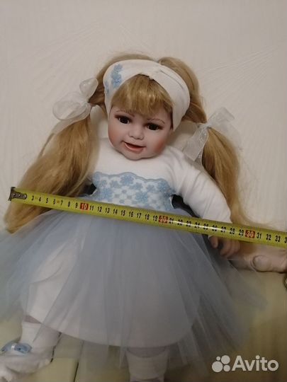 Кукла фарфоровая