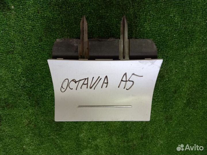 Консоль б/у Skoda Octavia A5 2004-2013