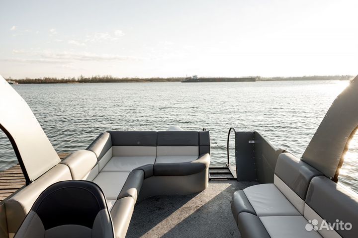 Моторный катамаран для экскурсий и водных прогулок