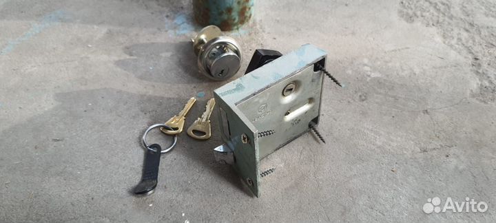 Замок дверной