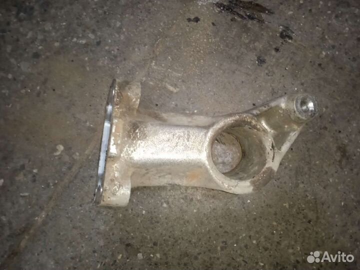 Лапа двигателя Mercedes w123 мерседес 123