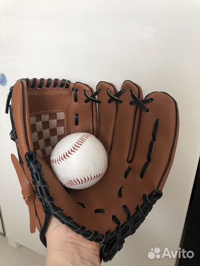 Перчатки и мяч для бейсбола