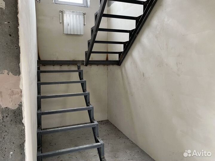 Лестница на металлокаркасе в коттедж доставка